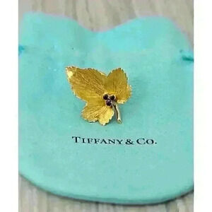 Tiffany & Co 18kt Yellow Gold Maple Leaf w/ Sapphires SINGLE Clip On Earring